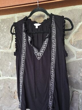 Time and Tru Black Sleeveless V-Neck Camisole with White Embroidery